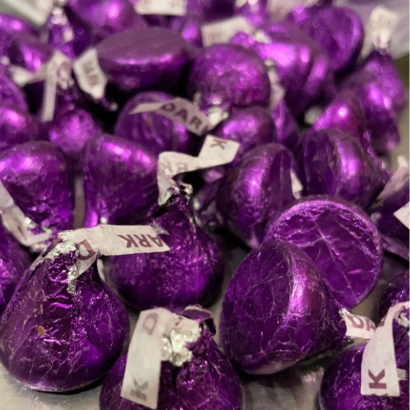 HERSHEY’S KISSES Colors Purple Dark chocolate